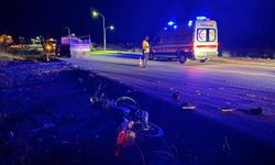 Kaza yapan motosikletin sürücüsünün dişlerini telefon ışığıyla aradılar