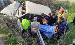 Kırkağaç'ta otomobil şarampole devrildi; 2 yaralı