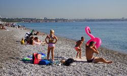 Konyaaltı Sahili'nde kasım ayında deniz keyfi