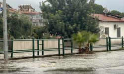 Marmaris'te sağanak ve kuvvetli rüzgar; yelkenli tekneler karaya vurdu