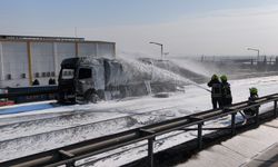 Mersin'de akaryakıt yüklü tanker alev alev yandı