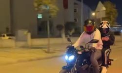 Ön tekerini kaldırmak istediği motosikleti devirdi; kaza anı kamerada