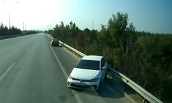 Otoyolda sol şeritte duraklayan otomobile, başka bir otomobil çarptı; kaza anı kamerada