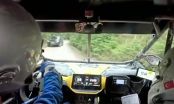 Ralli aracı, yarış alanına giren sivil kamyonetle çarpıştı; o anlar kamerada