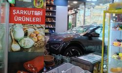 Sürücüsünün fren yerine gaza bastığı cip, şarküteri dükkanına girdi; kaza kamerada