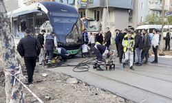 Tramvay ile çöp kamyonu çarpıştı: 3 yaralı