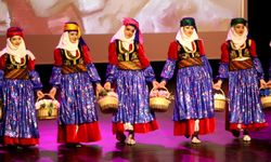 Üniversiteliler, türküler eşliğinde bar oyunlarını sahneledi