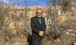 Van depreminde yaşamını yitiren DHA muhabiri Cem Emir, mezarı başında anıldı