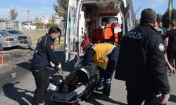 Yaya geçidinde otomobilin çarptığı kadın ile sürücü yaralandı