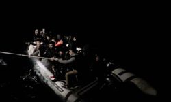 Arızalanan lastik bottaki 29 kaçak göçmen kurtarıldı, 2 organizatör gözaltına alındı