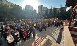 Aynı dönemde kansere yakalanan öğrenciler okullarında balonlarla karşılandı