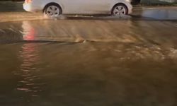 Bodrum'da ana su isale hattı patladı, asfalt çöktü
