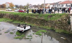 Dere yatağına yuvarlanan otomobildeki 3 kişi yaralandı