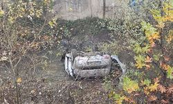 Dereye uçan otomobilde sıkışan sürücü yaralandı