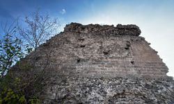 Dünyanın en eski hastanesi olduğu değerlendirilen yapı, tarihe kazandırılmayı bekliyor