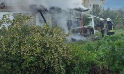 Evinde çıkan yangında yaralandı