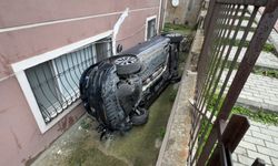 İstanbul - Avcılar'da otomobil binanın bahçesine düştü: 2 çocuk yaralı