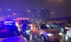 İstanbul - Eyüpsultan TEM Otoyolu’nda 7 aracın karıştığı zincirleme kaza: 2 yaralı