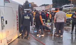 İstanbul - Maltepe D-100'de servis minibüsü devrildi: 2'si ağır 5 yaralı - 3 / Ek görüntü ve bilgiyle