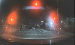 İstanbul - Sultangazi'de kırmızı ışıkta durmadı; yaya ölümden döndü