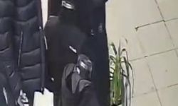 İstanbul - Sultangazi'de mağaza önlerinden kıyafet hırsızlığı kamerada