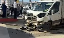 Kamyonet ile otomobilin çarpıştığı kaza kamerada: 2 yaralı