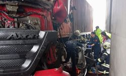 Kaza sırasında düşüp kullandığı TIR'ın altında kaldı