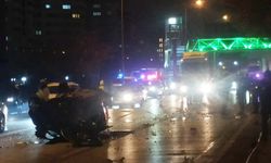 Kontrolden çıkan otomobil, refüjdeki ağaca çarpıp takla attı: 2 yaralı