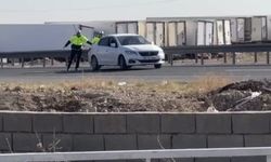 Mardin’de arızalanan otomobili polisler itti