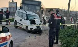 Otobüsle hafif ticari araç çarpıştı: 1 ölü, 2 yaralı