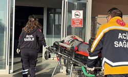 Otomobil yol kenarındaki beton parçasına çarptı; 5 yaralı