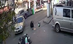 Otomobille çarpışan motosikletin sürücü yaralandı; kaza kamerada