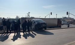 Park halindeki minibüs, caddeden D-100 kara yoluna düştü