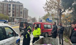 Park halindeyken hareket eden hafif ticari araç durağa çarptı