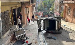 Park halindeyken hareket eden hafif ticari araç, duvara çarpıp devrildi