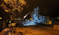 Sındırgı'da 27 Ekim'deki depremde ağır hasar alan binalar yıkılıyor