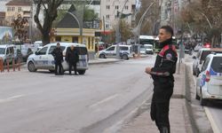 Taksi durağında kendisini tabanca ve bıçakla yaraladı