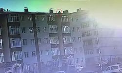 Tamir ettiği bacayı kontrol ederken çatıdan düşüp öldü; o anlar kamerada