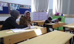 Torununa öğretebilmek için 64 yaşında okuma yazma kursunda