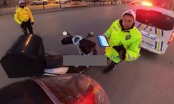 Trafik polisi, soğuktan elleri titreyen kuryeye eldivenlerini verdi