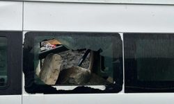 Yamaçtan kopan kaya, minibüse isabet etti