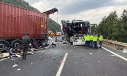 Yolcu otobüsü, otoyolda TIR'a çarptı; 6 ölü, 11 yaralı / Ek fotoğraflar