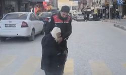 Yolun karşısına geçmekte zorlanan yaşlı kişiye polis yardım etti