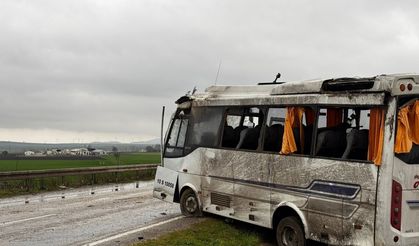 Balıkesir'de fabrika işçilerini taşıyan midibüs takla attı; 18 yaralı