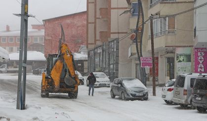 Karlıova’da 5 köy yolu kar yağışı nedeniyle ulaşıma kapandı