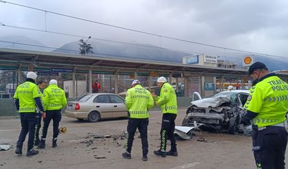 Metro hattının duvarına çarpan otomobilin sürücüsü öldü