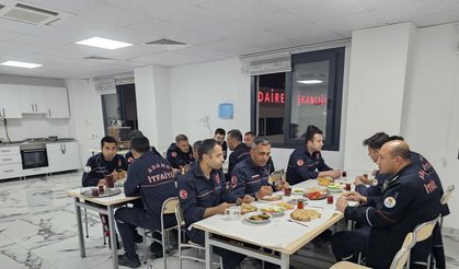 Adana'da itfaiye erleri, sahuru görev başında yapıyor