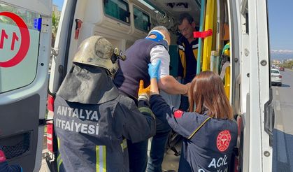 Antalya - Direksiyonu kilitlenen yolcu otobüsü refüje çıktı