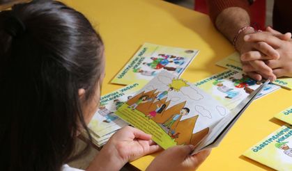İzmir- Okuma yazmayı öğrenen Zeynep, hikayesinden etkilendiği öğretmeni için kitap yazdı