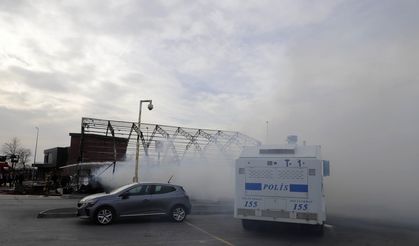 Mobilya satılan çadır alev alev yandı; söndürme çalışmalarına polis, TOMA ile destek verildi